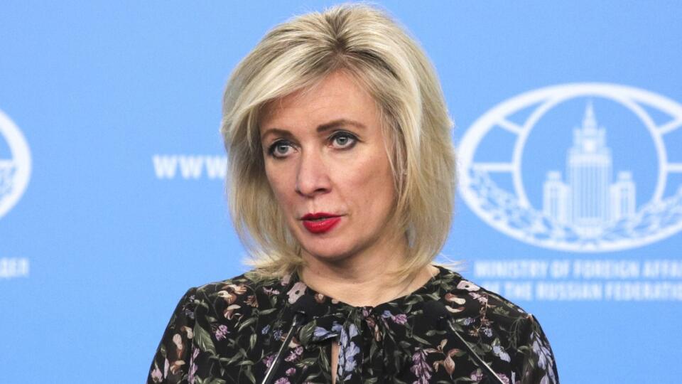 JB 25 Moskva - Hovorkyňa ruského ministerstva zahraničných vecí Marija Zacharovová počas brífingu v Moskve 28. apríla 2022. Rusko vo štvrtok vyjadrilo znepokojenie nad