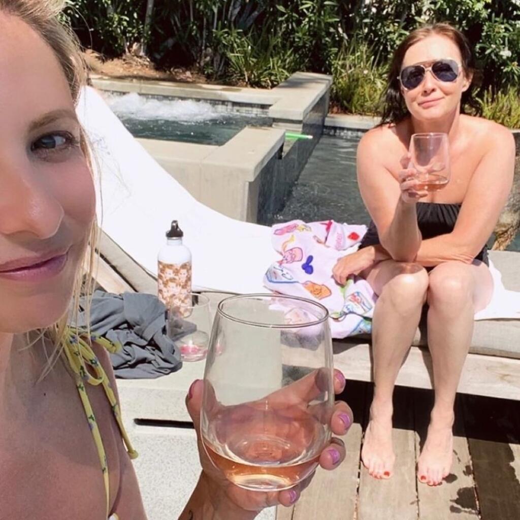 S úsmevom
Aj keď herečka zo seriálu Beverly Hills 90210 znova bojuje, užíva si každú chvíľu.