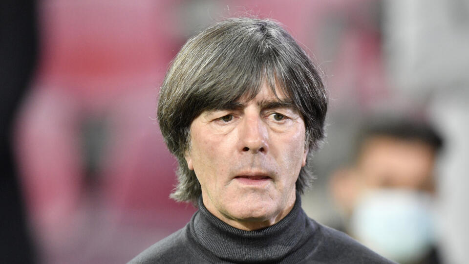 EBE 42 Kolín nad Rýnom - Na snímke tréner nemeckej futbalovej reprezentácie Joachim Löw prichádza na priateľský zápas s Tureckom v stredu 7. októbra 2020. FOTO TASR/AP
Germany's head coach Joachim Loew arrives ahead of the international friendly soccer match between Germany and Turkey in Cologne, Germany, Wednesday, Oct. 7, 2020. (AP Photo/Martin Meissner)