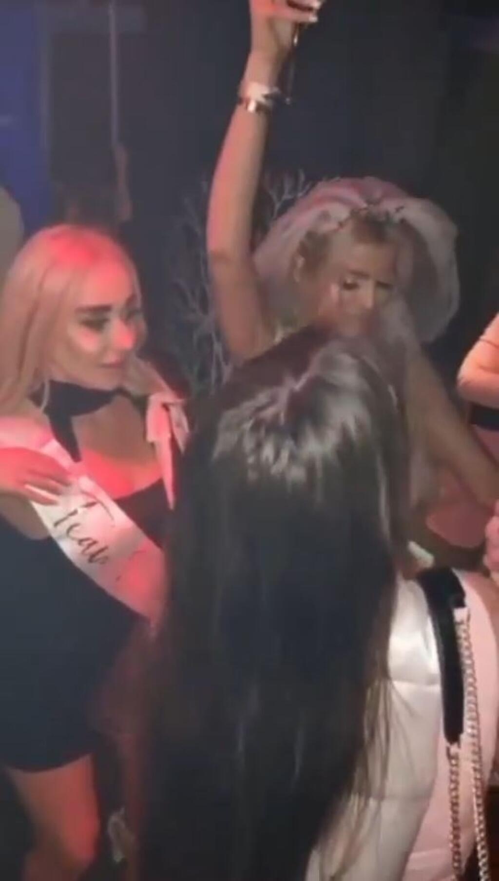 Partia okolo Lely sa na rozlúčke so slobodou poriadne bavila.