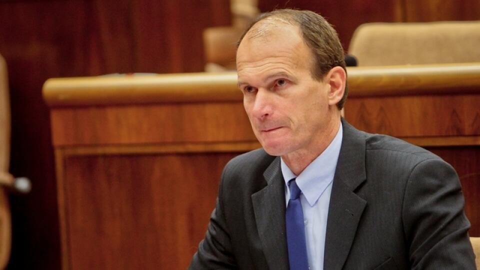 Svojrázny:
Kuffa v škole
dostal občas
zaucho, vraj mu
to neuškodilo.