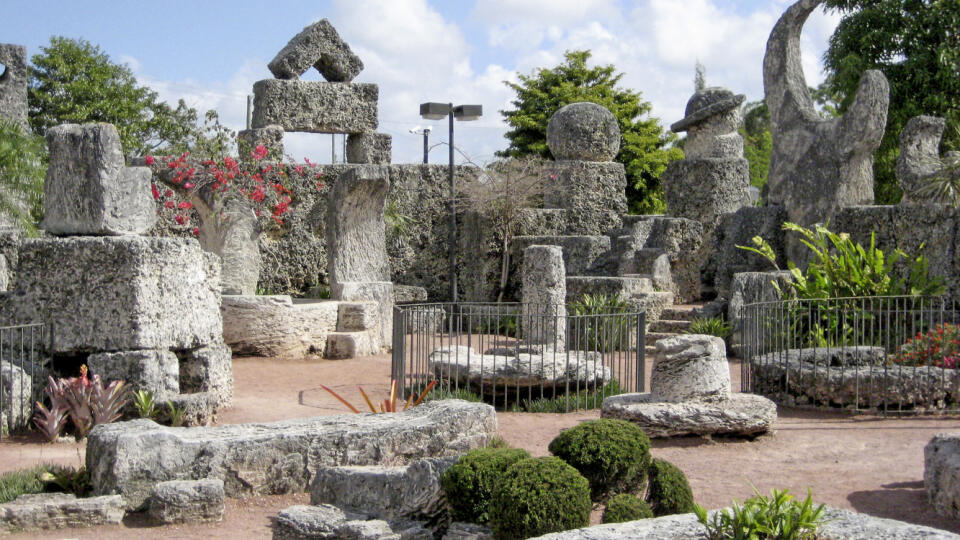 Das amerikanische Coral Castle von Stonehenge wird mit dem berühmten englischen Monument verglichen.