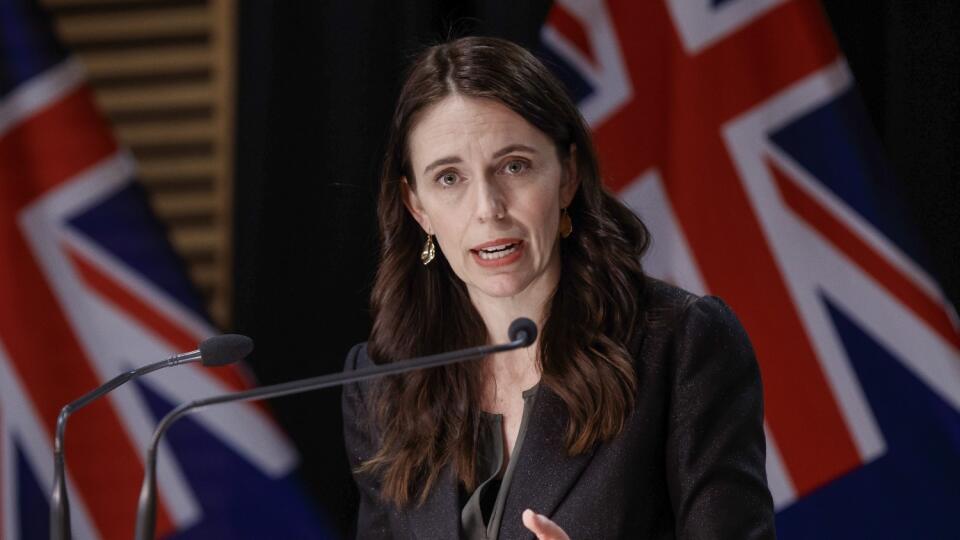 WA 29 Wellington - Novozélandská premiérka Jacinda Ardernová odpovedá na otázky novinárov počas tlačovej konferencie v pondelok 11. októbra 2021. Novozélandská vláda v pondelok oznámila, že zavádza povinné očkovanie proti ochoreniu COVID-19 pre väčšinu zdravotníkov a učiteľov. FOTO TASR/AP
New Zealand Prime Minister Jacinda Ardern answers a question during a press conference at Parliament in Wellington, New Zealand Monday, Oct. 11, 2021. Most of New Zealand's health care workers and teachers w