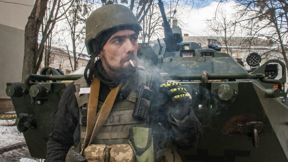 JB 49 Charkov - Dobrovoľník ukrajinských síl územnej obrany stojí pri svojom obrnenom vozidle APC na ulici v Charkove 16. marca 2022. Ruské ozbrojené sily pripravujú na Ukrajine viaceré ofenzívy, uviedol v noci na pondelok generálny štáb ukrajinskej armády. S týmto cieľom sa ruské jednotky snažia udržať na pozíciách, ktoré obsadili, zabezpečiť si zásoby a preskupiť sa, informovala na základe jeho vyhlásenia agentúra DPA. FOTO TASR/AP
A volunteer of the Ukrainian Territorial Defense Forces stand