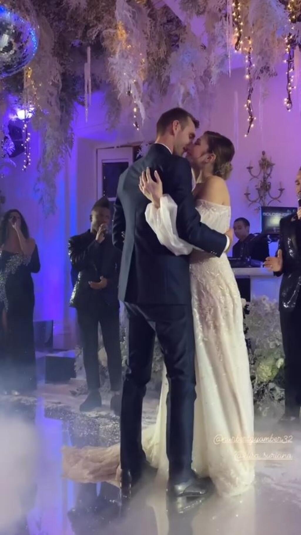 Prvý tanec mladomanželov vyzeral vo svadobnej výzdobe ako zo zimnej rozprávky.