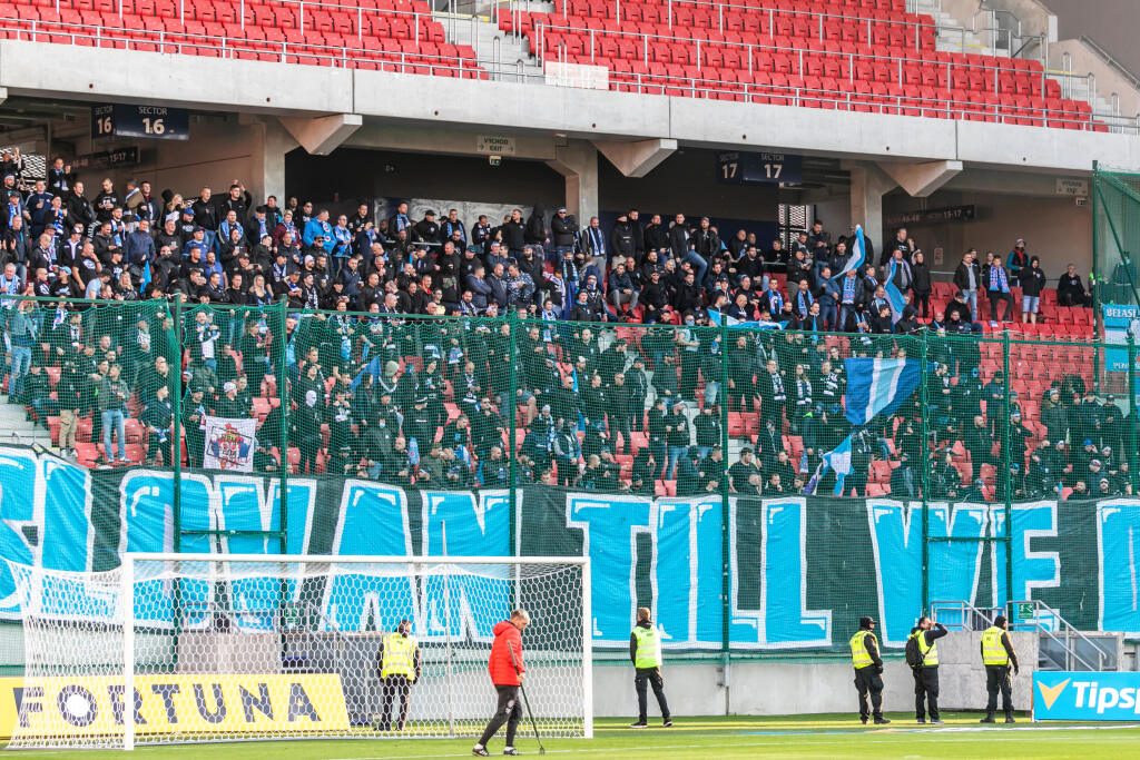 Na snímke je futbalový zápas medzi FC Spartak Trnava a ŠK Slovan Bratislava, ktorý sa skončil predčasne a fanúšikovia obidvoch táborov vnikli na hraciu plochu.