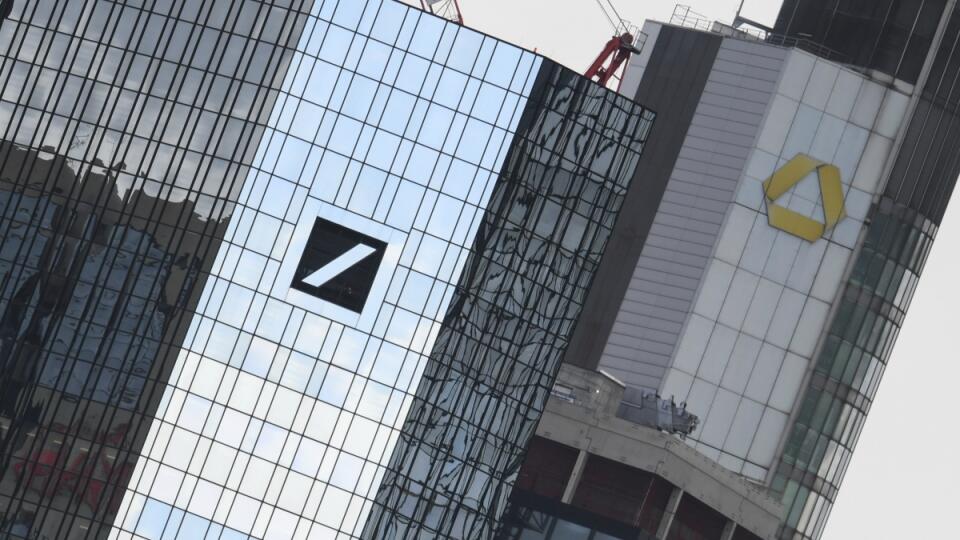WA 46 archív Frankfurt - Na archívnej snímke z 11. marca 2019 sú sídla bánk Deutsche Bank (vľavo) a Commerzbank. Nemecká Deutsche Bank a jej domáci konkurent Commerzbank rokujú o možnej fúzii. Obe spoločnosti to potvrdili v nedeľu 17. marca 2019 po mesiacoch špekulácií. FOTO TASR/AP
File-Picture taken March 11, 2019 shows the head offices of Deutsche Bank, left, and Commerzbank, right. (Arne Dedert/dpa via AP)