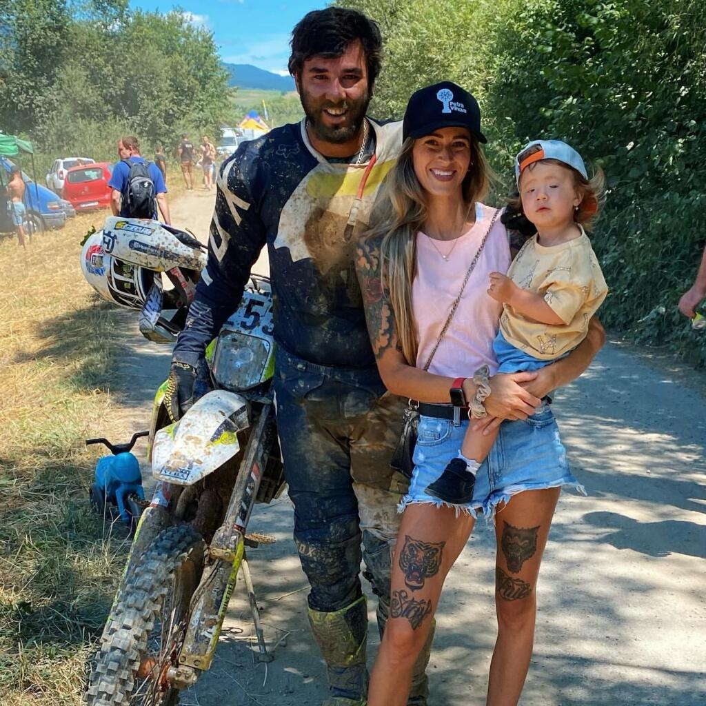 Boris Vlha s partnerkou a Lujzou pri jeho obľúbenom motokrose.