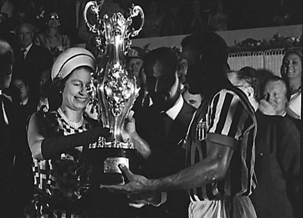 Legendárny brazílsky futbalista Pelé si na sociálnej sieti pripomenul stretnutie so zosnulou anglickou kráľovnou Alžbetou II. aj takouto snímkou.