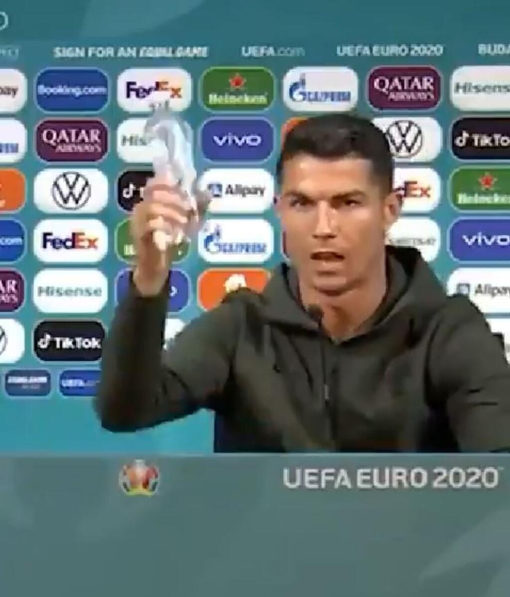 Odsunul dve fľaše a spôsobil tým rozruch. Cristiano Ronaldo ukázal, akú moc má v rukách jeden z najlepších futbalistov sveta.
