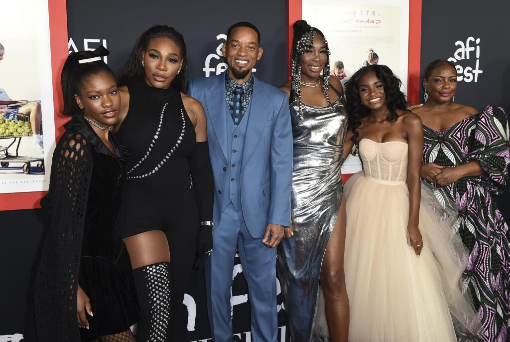 Zľava Demi Singletonová, Serena Williamsová, Will Smith, Venus Williamsová, Saniyya Sidneyová a Aunjanue Ellisová prichádzajú na premiéru filmu King Richard počas filmového festivalu AFI Fest 14.