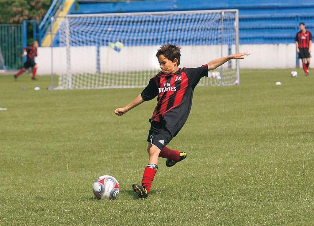 Lucas Demitra začína ako jeho otec futbalom.