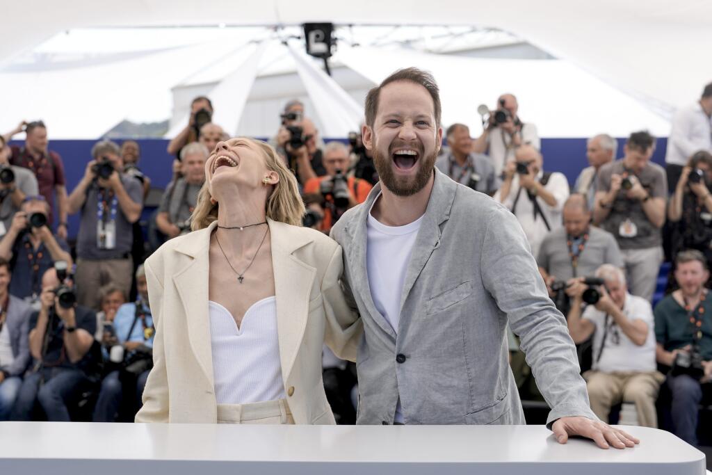 KK8 Cannes - Herci Aljona Michajlova a Odin Lund Biron pózujú počas fototermínu k filmu Čajkovského manželka v rámci 75. ročníka medzinárodného filmového festivalu vo francúzskom Cannes 19. mája 2022. FOTO TASR/AP