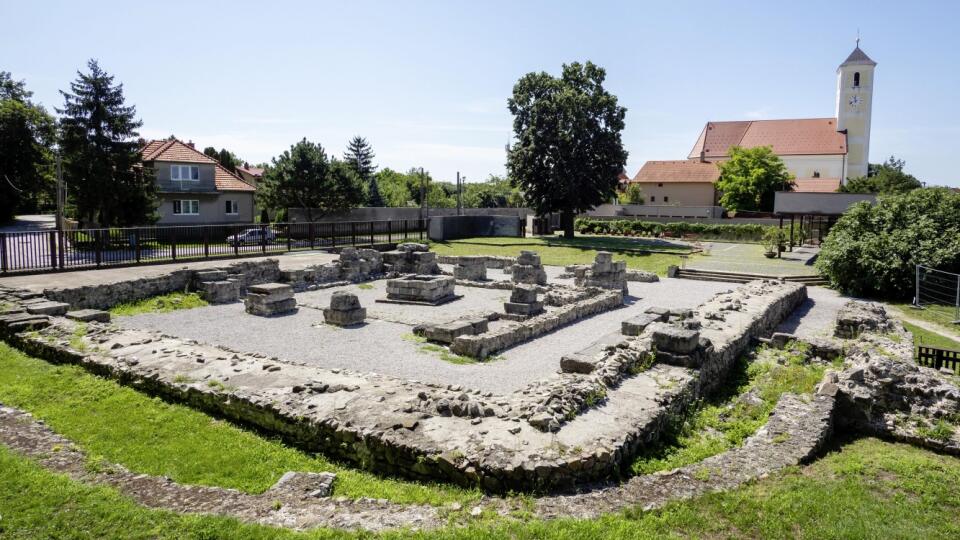 GERULATA Pozostatky kastela tvoria základy budovy, stĺpy  a studňa. Ochránil ich vodný hrad z 11. storočia.