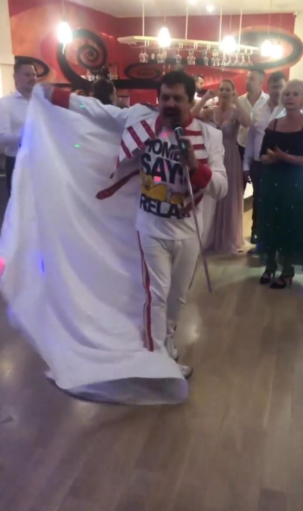 Na sociálnej sieti sa objavili aj zábery zo svadobnej veselice.