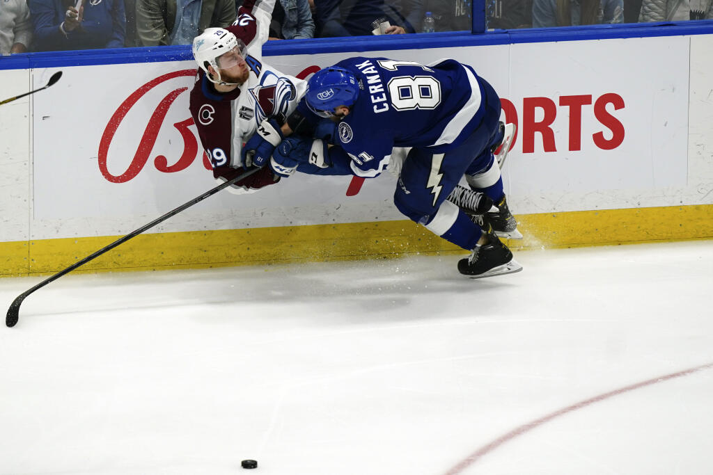Na snímke vpravo slovenský obranca Tampy Bay Lightning Erik Černák zráža na ľad hráča Colorada Avalanche Nathana MacKinnona v šiestom zápase finále NHL Tampa Bay Lightning - Colorado Avalanche v Tampe 26. júna 2022. Hokejisti Colorada Avalanche získali tretíkrát v histórii Stanleyho pohár. V šiestom dueli finále play off NHL zvíťazili v noci na pondelok na ľade Tampy Bay Lightning 2:1 a v celej sérii triumfovali 4:2 na zápasy.