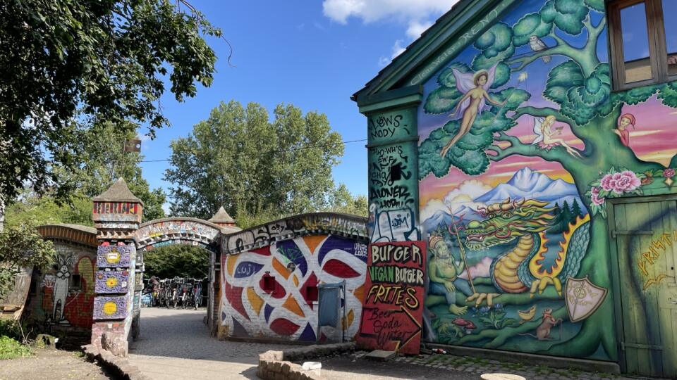 Do Slobodného mesta Christiania vchádzame popri pomaľovanom dome a múre.