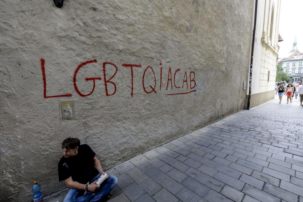 Grafiti na bočnej stene jezuitského kostola v centre Bratislavy z 3. augusta 2021