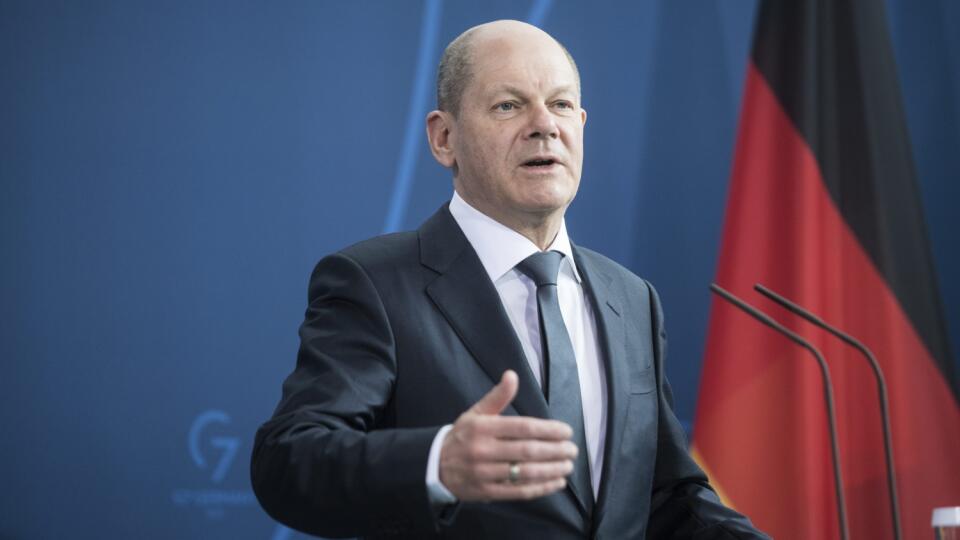 WA 32 Berlín - Nemecký kancelár Olaf Scholz gestikuluje počas spoločnej tlačovej konferencie s rakúskym kancelárom Karlom Nehammerom v Berlíne vo štvrtok 31. marca 2022.
FOTO TASR/AP
German Chancellor Olaf Scholz attends a news conference with Austria's Chancellor Karl Nehammer after a meeting at the chancellery in Berlin, Germany, Thursday, March 31, 2022. (Steffi Loos/Pool via AP)