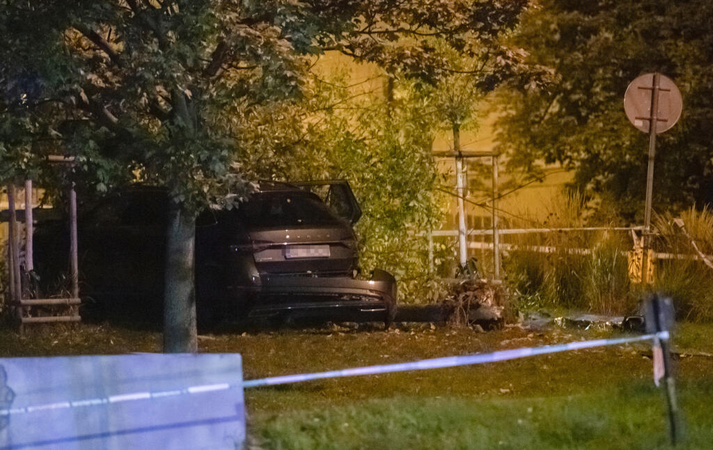 Na bratislavskej Zochovej ulici narazilo v nedeľu krátko po 22.15 h auto do zastávky mestskej hromadnej dopravy (MHD). Nehoda si podľa doterajších informácií vyžiadala štyroch mŕtvych a sedem zranených. Na snímke auto, ktoré narazilo do zastávky MHD na Zochovej ulici, vpravo pekryté telo obete nehody v pondelok 3. októbra 2022 v Bratislave. FOTO TASR - Martin Baumann