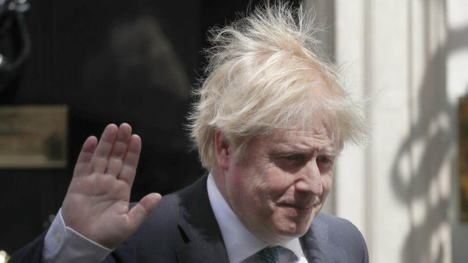 EBE 33 Londýn - Britský premiér Boris Johnson opúšťa svoje sídlo na Downing Street 10, aby sa zúčastnil na schôdzi parlamentu v Londýne v stredu 13. mája 2020. FOTO TASR/AP
Britain's Prime Minister Boris Johnson leaves 10 Britain's Prime Minister Boris Johnson leaves 10 Downing Street to attend the weekly Prime Ministers' Questions session, in parliament in London, Wednesday, May 13, 2020. (AP Photo/Frank Augstein)