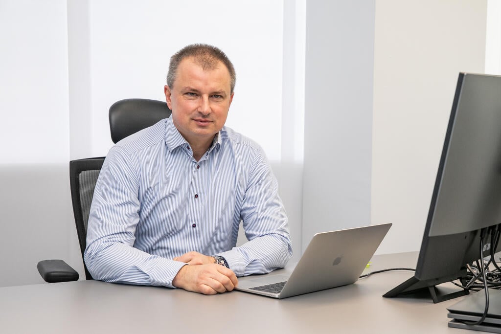 Na fotke je šéf spoločnosti Aliter Technologies Peter Dostál.