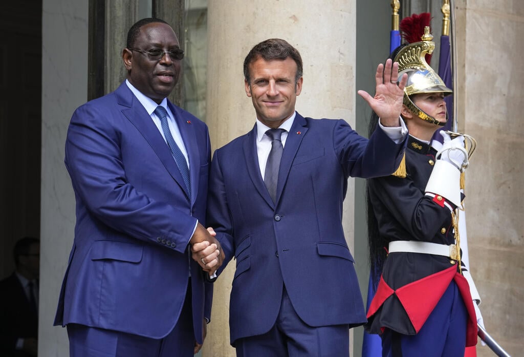 PK 3 Paríž - Na snímke sprava francúzsky prezident Emmanuel Macron a senegalský prezident Macky Sall si podávajú ruky počas stretnutia v Paríži 10. júna 2022. Sall a Macron budú diskutovať o svetovom nedostatku potravín a napätí v regióne Sahel. FOTO TASR/AP

Senegal's President Macky Sall, left, is welcomed by Franch's President Emmanuel Macron at the Elysee Palace, Friday, June 10, 2022. Emmanuel Macron and Macky Sall meet to discuss the global food shortages and Sahel tension. (AP Photo/Miche
