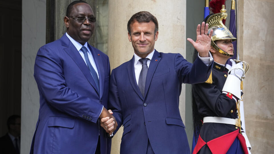 PK 3 Paríž - Na snímke sprava francúzsky prezident Emmanuel Macron a senegalský prezident Macky Sall si podávajú ruky počas stretnutia v Paríži 10. júna 2022. Sall a Macron budú diskutovať o svetovom nedostatku potravín a napätí v regióne Sahel. FOTO TASR/AP
Senegal's President Macky Sall, left, is welcomed by Franch's President Emmanuel Macron at the Elysee Palace, Friday, June 10, 2022. Emmanuel Macron and Macky Sall meet to discuss the global food shortages and Sahel tension. (AP Photo/Miche
