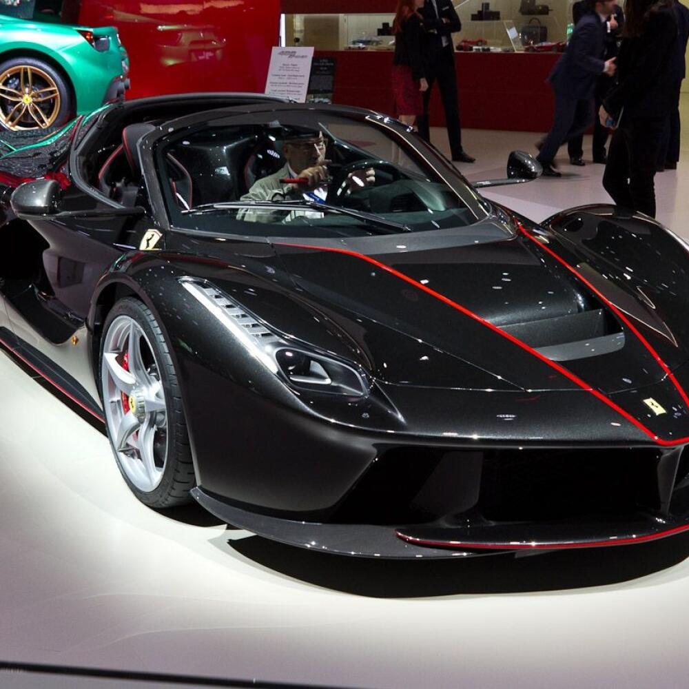 Ferrari LaFerrari Aperta na parížskom autosalóne