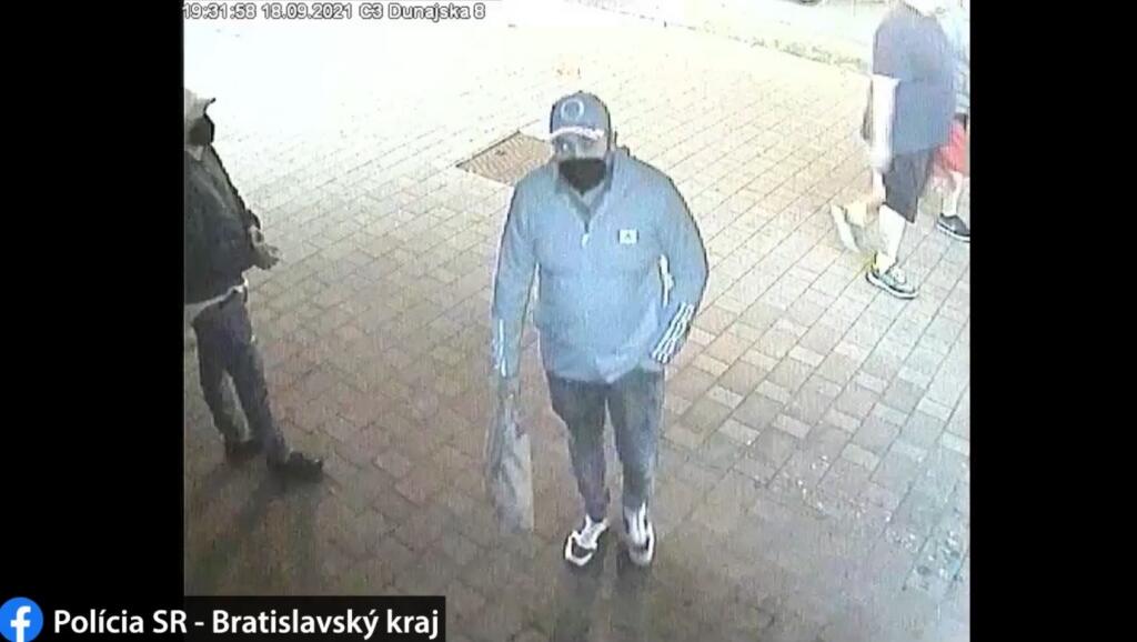 Polícia zverejnila zábery z krádeže bytu v Starom Meste. Podľa záberov a Cibulkovej podobizne na stene je zrejmé, že ide o byt bývalej tenistky.
