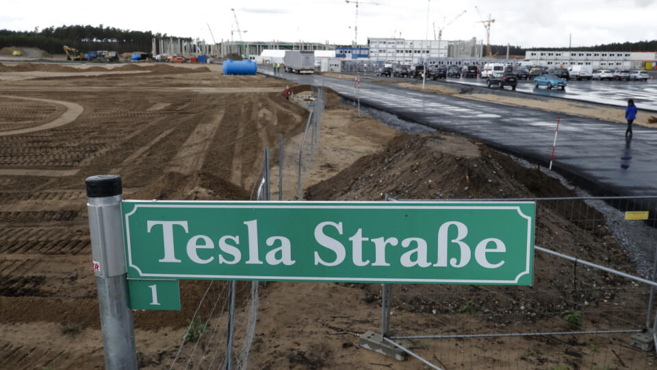WA 7 Berlín - Tabuľa s nápisom Tesla Strasse (Ulica Tesla) počas výstavby prvého európskeho závodu americkej automobilky Tesla v Grünheide na východe Berlína 1. septembra 2020. Európska továreň Tesly bude štvrtou tzv. Gigafactory. Gigafactory 1 pritom leží v americkej Nevade, Gigafactory 2 v americkom Buffale a Gigafactory 3 v čínskom Šanghaji. FOTO TASR/AP
A street sign reading 'Tesla Street 1' stand in front of the construction site of the electric car Tesla Gigafactory in Gruenheide near in