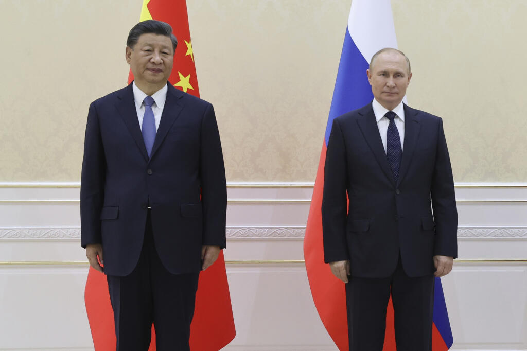 PK 41 Samarkand - Na snímke sprava ruský prezident Vladimir Putin a šéf čínskej komunistickej strany a prezident Si Ťin-pching počas summitu Šanghajskej organizácie pre spoluprácu v druhom najväčšom meste Uzbekistanu Samarkande 15. septembra 2022. FOTO TASR/AP

Chinese President Xi Jinping, left, and Russian President Vladimir Putin pose for a photo on the sidelines of the Shanghai Cooperation Organisation (SCO) summit in Samarkand, Uzbekistan, Thursday, Sept. 15, 2022. (Alexandr Demyanchuk, Spu