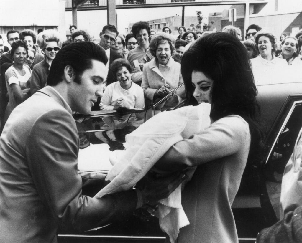 Elvis a jeho manželka po narodení ich jedinej dcéry Lisy.