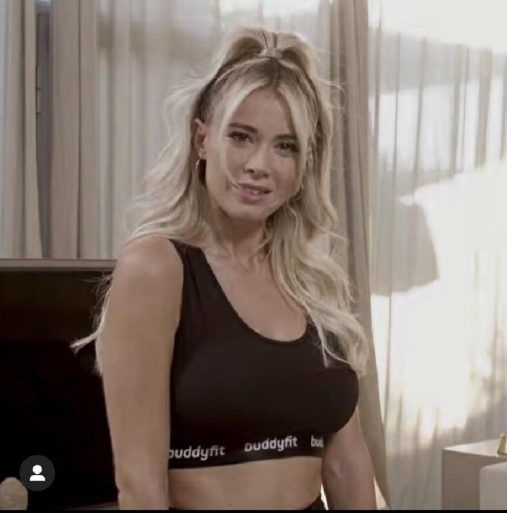 Sexi Dilette Leotta si pripravuje kávu v spoločnosti Ibrahimoviča.
