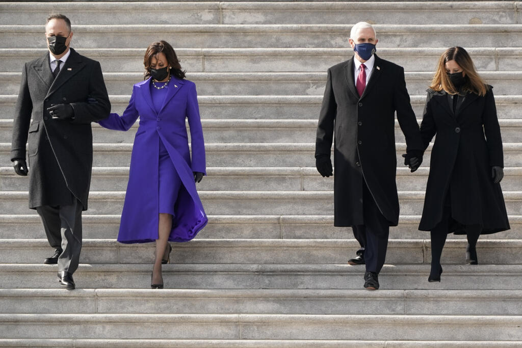 Americká viceprezidentka Kamala Harrisová (druhá zľava) s manželom Dougom Emhoffom (vľavo) a bývalý americký viceprezident Mike Pence (druhý sprava) a jeho manželka Karen Penceová (vpravo).