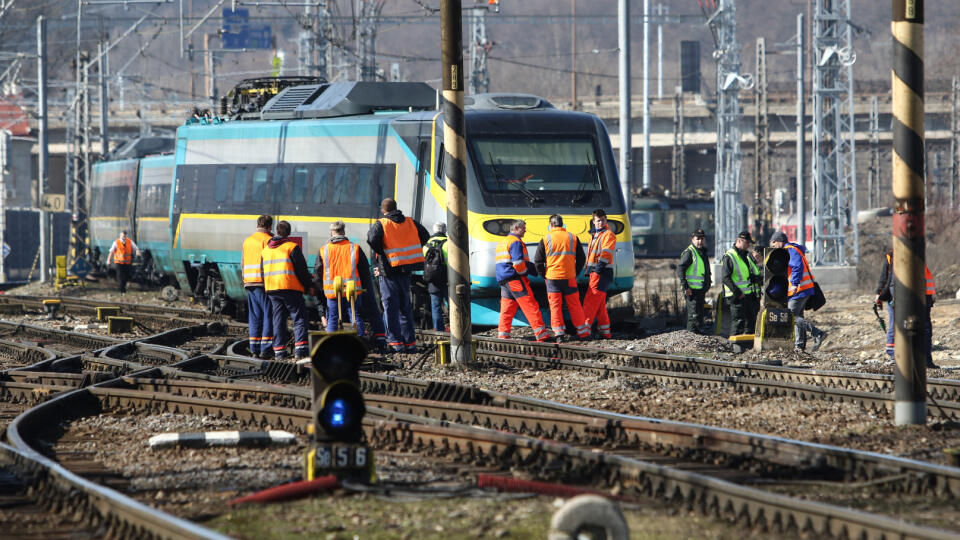 Na železničnej stanici v Žiline sa v stredu dopoludnia vykoľajil vlak SuperCity Pendolino smerujúci z Prahy do Košíc. Železničná doprava na trase Žilina - Čadca je aktuálne zastavená, premáva náhradná autobusová doprava. Na snímke vykoľajenie medzištátneho vlaku SC 241 Pendolino v úseku Kysucké Nové Mesto - Žilina v stredu 1. marca 2023 v Žiline. FOTO TASR - Daniel Stehlík