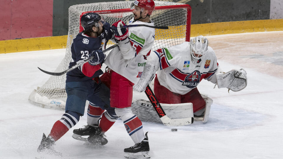 Na snímke zľava Brant Harris (Slovan), Filip Mezovský a brankár Michal Valent (obaja Mikuláš) počas zápasu 32. kola Tipos Extraligy HC Slovan Bratislava - MHk 32 Liptovský Mikuláš 22. januára 2023 v Bratislave. FOTO TASR - Pavel Neubauer