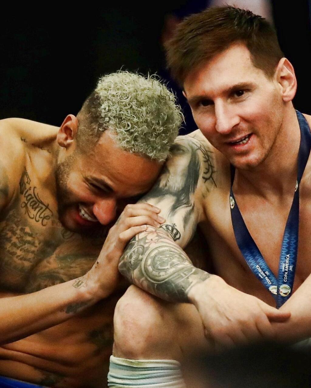 V útrobách štadióna sa usmial nakoniec aj Neymar pritom, ako sa rozprával so svojim dobrým priateľom