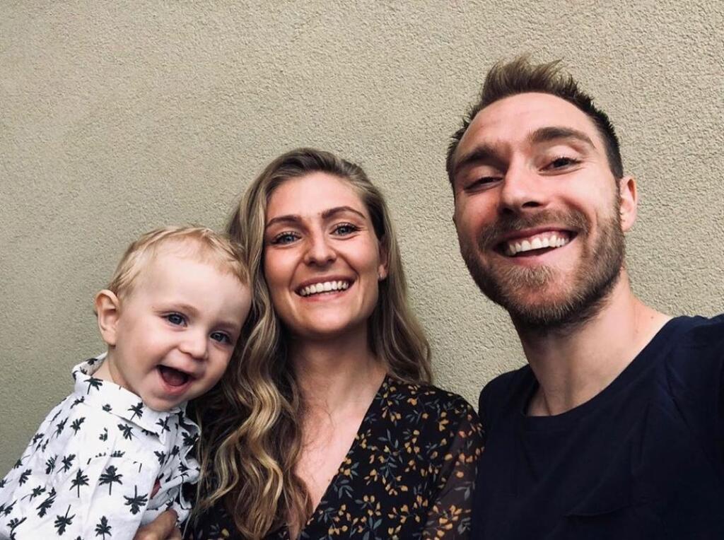 Dánsky futbalista Christian Eriksen a jeho priateľka Sabrina tvoria pár už takmer 10 rokov. Manželmi sú od roku 2018 a majú spolu dve deti.