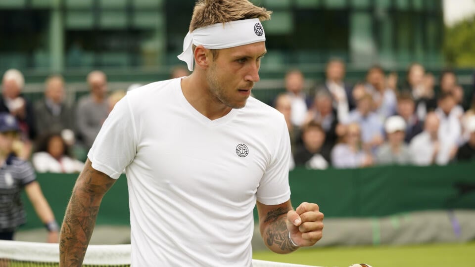 PK 38 Londýn - Slovenský tenista Alex Molčan sa teší po bodovom zisku počas zápasu s Američanom Marcosom Gironom v 2. kole grandslamového tenisového turnaja Wimbledon v Londýne 30. júna 2022. Molčan sa prebojoval už do 3. kola wimbledonskej dvojhry. V druhom kole zdolal Američana Marcosa Girona hladko 6:3, 6:2, 6:4. FOTO TASR/AP
Slovakia's Alex Molcan reacts after winning a point against Marcos Giron of the US in a second round men's singles match on day four of the Wimbledon tennis championshi