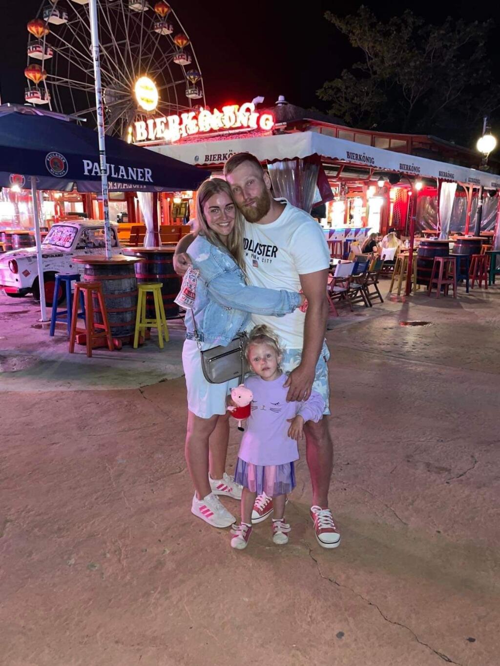 Marek Kovacech s manželkou Adrianou a dcérkou