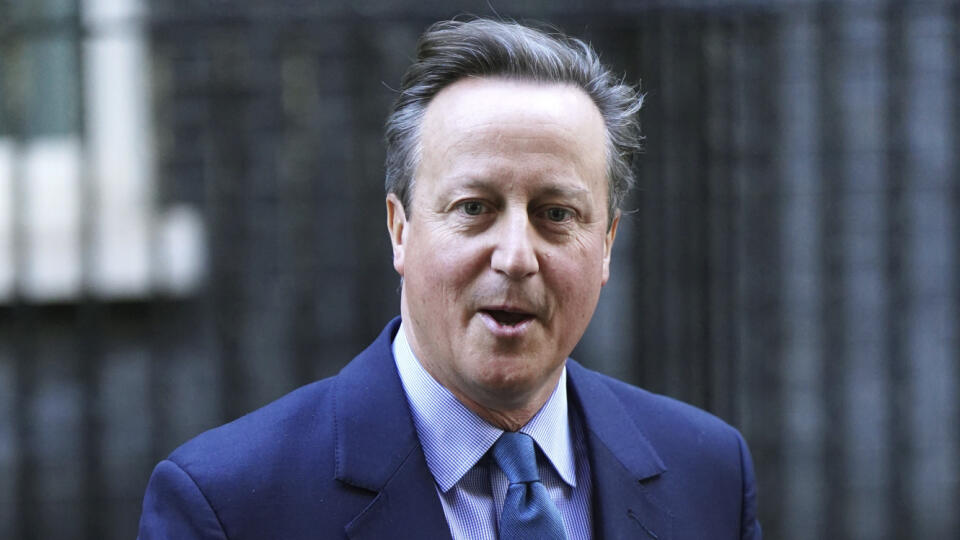 WA 37 Londýn - Bývalý britský premiér David Cameron odchádza z úradu britského premiéra na Downing Street 10 v Londýne v pondelok 13. novembra 2023. Expremiér David Cameron bude novým britským ministrom zahraničných vecí, oznámila britská vláda v pondelok 13. novembra 2023. Doterajší šéf britskej diplomacie James Cleverly zasadne na uvoľnený post po ministerke vnútra. Tú odvolal britský premiér Rishi Sunak za jej nedávne obvinenie polície z prílišnej zhovievavosti k propalestínskym demonštráciám
