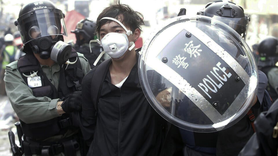 Násilnosti počas protestov v Hongkongu.