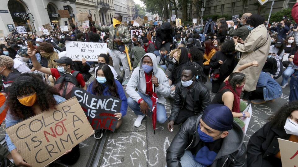 WA 1 Viedeň - Ľudia protestujú druhý deň po sebe proti rasizmu vo Viedni v piatok 5. júna 2020. Na proteste, ktorý sa začal pred budovou veľvyslanectva Spojených štátov, sa zúčastnilo približne 8500 ľudí. Rakúsky prezident Alexander Van der Bellen vyjadril protestujúcim podporu v sérii tvítov. Konzervatívny kancelár Sebastian Kurz, ktorí sa usiluje o blízke vzťahy Rakúska a USA, sa dosiaľ verejne nevyjadril k násiliu voči Afroameričanom zo strany policajtov, ktoré vyvolalo protesty v Spojených