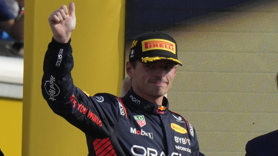 EBE 64 Monza - Na snímke holandský pilot formuly 1 Max Verstappen z tímu Red Bull oslavuje víťazstvo vo Veľkej cene Talianska na okruhu v Monze v nedeľu 3. septembra 2023. FOTO TASR/AP
Red Bull driver Max Verstappen of the Netherlands celebrates on the podium after winning the Formula One Italian Grand Prix auto race, at the Monza racetrack, in Monza, Italy, Sunday, Sept. 3, 2023. (AP Photo/Luca Bruno)