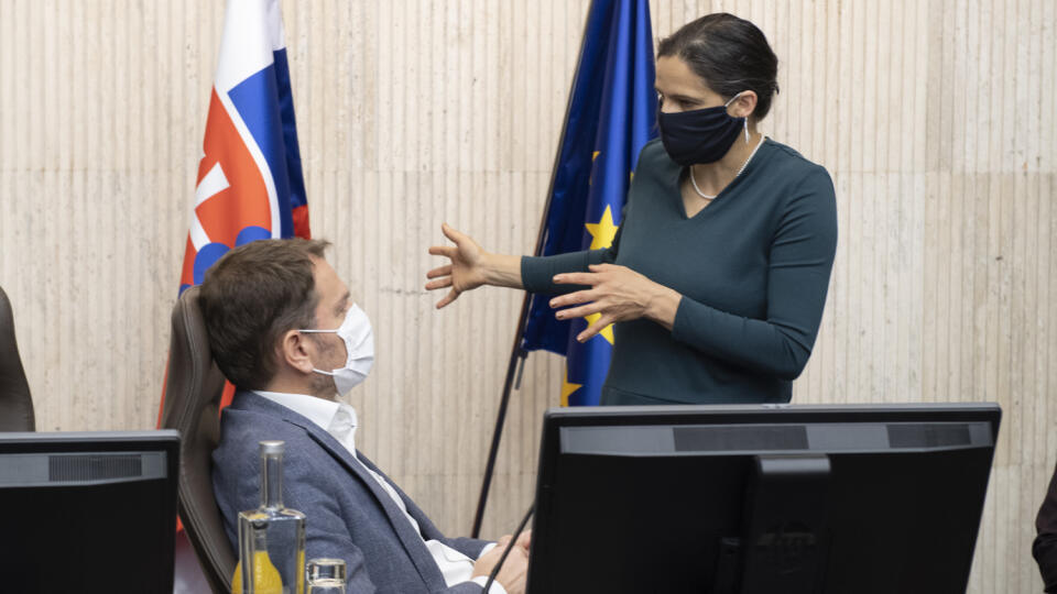 Na snímke predseda vlády Igor Matovič a ministerka spravodlivosti Mária Kolíková počas 22. schôdze vlády SR 27. mája 2020 v Bratislave. FOTO TASR - Pavel Neubauer