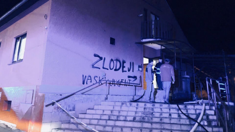 Aké škody vandal na budove Smeru napáchal, zatiaľ nie je jasné. Na prípade momentálne pracujú vyšetrovatelia.