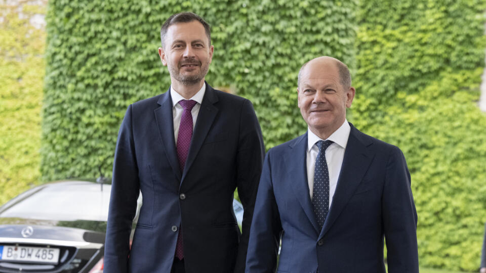 Na snímke vpravo nemecký kancelár Olaf Scholz a vľavo predseda vlády SR Eduard Heger počas ich stretnutia v Úrade spolkového kancelára 13. júna 2022 v Berlíne. FOTO TASR - Pavel Neubauer