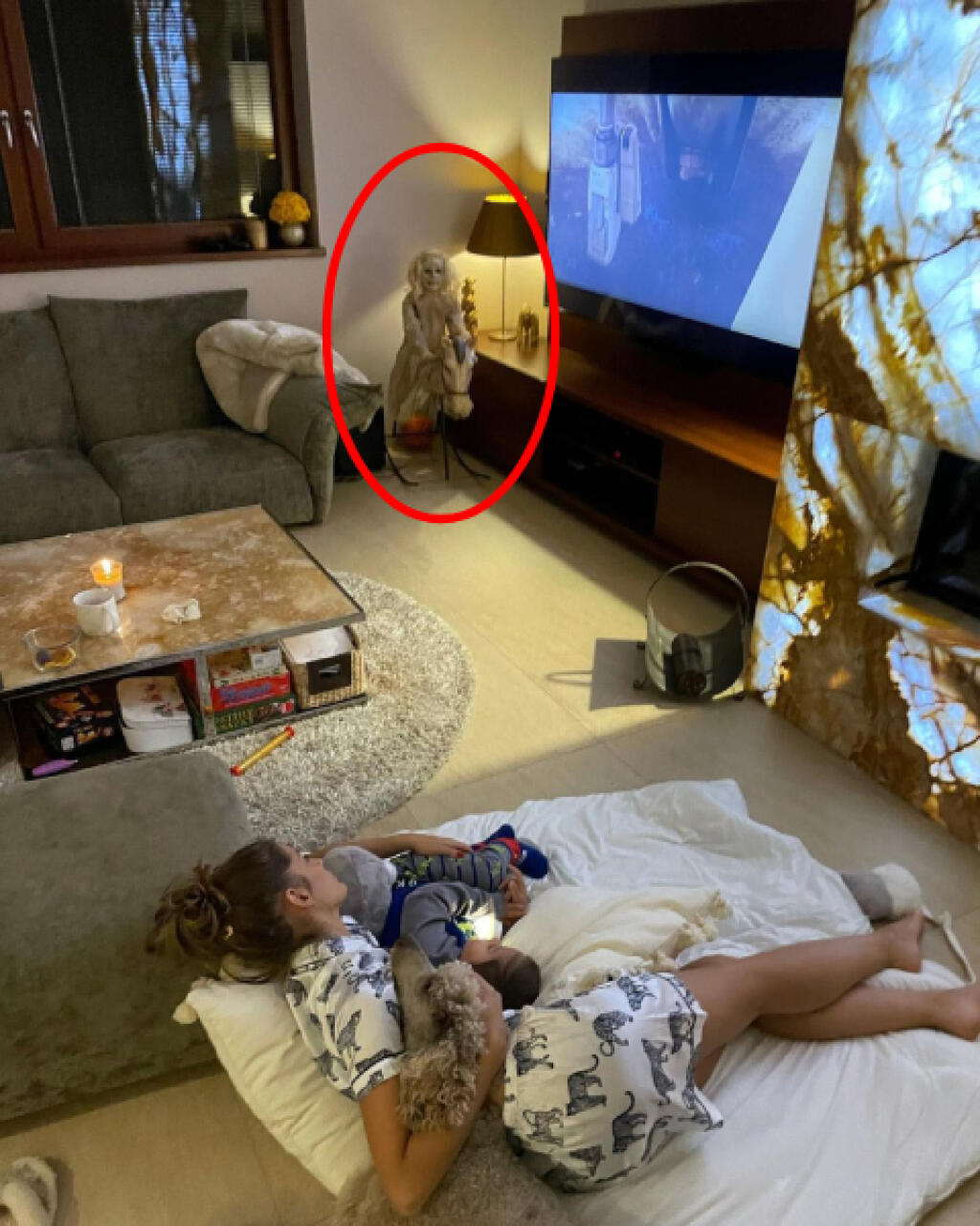 Strašidelný doplnok vedľa televízora. Pod záberom sa tak okamžite začali hrnúť zaujímavé komenáre. ,,Tá bábika je na infarkt,“ napísala fanúšička.
