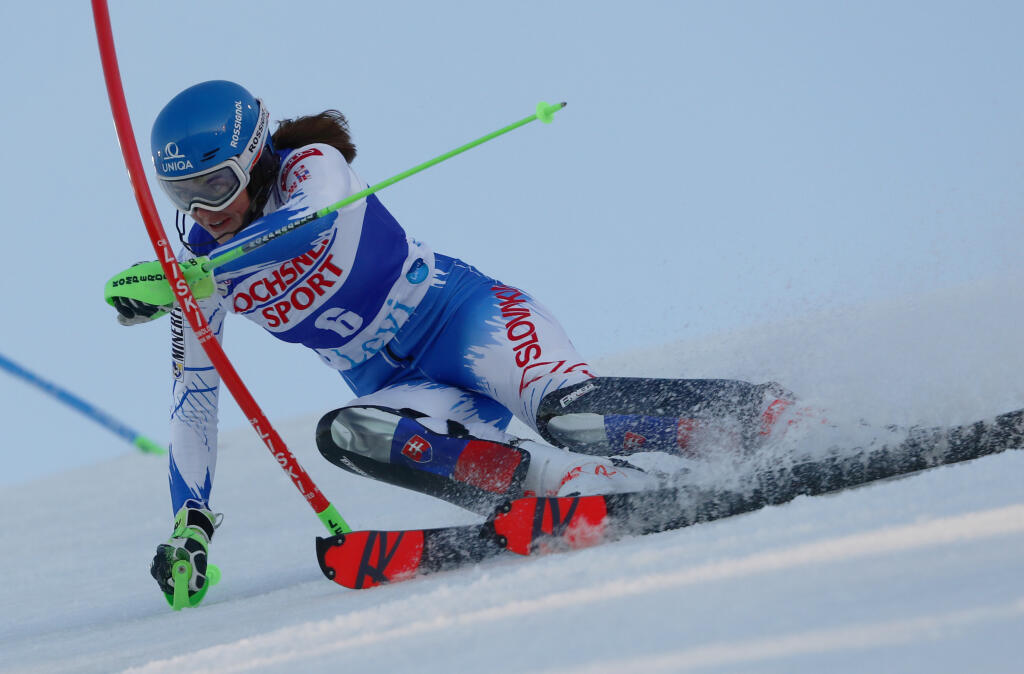 Slovenská lyžiarka Petra Vlhová dosiahla hneď v prvom slalome sezóny Svetového pohára výrazný výsledok, keď vo fínskom Levi skončila druhá.